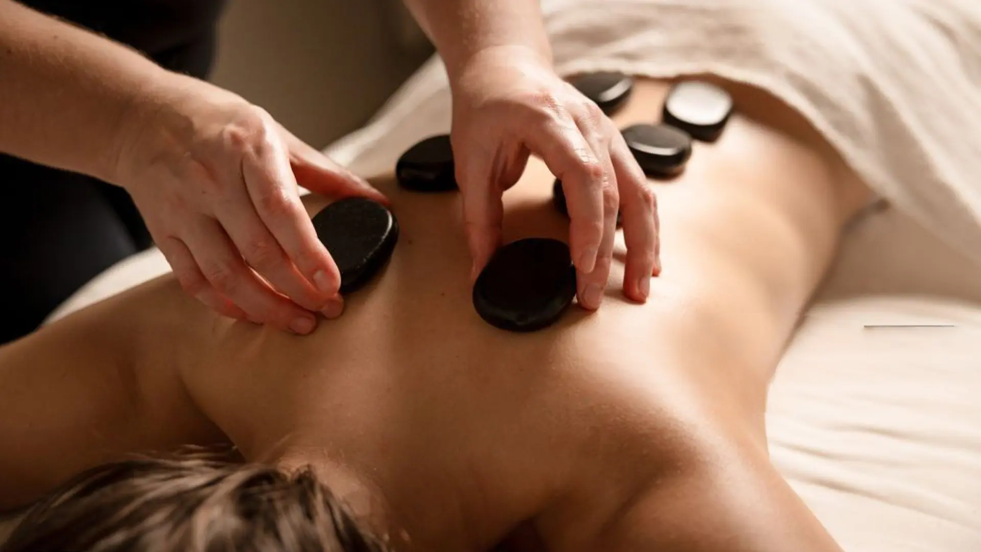 How to Prepare for a Hot Stone Massage To Get The Most Benefits